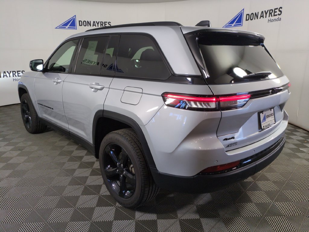 Used 2025 Jeep Grand Cherokee Altitude AWD/4WD image 3