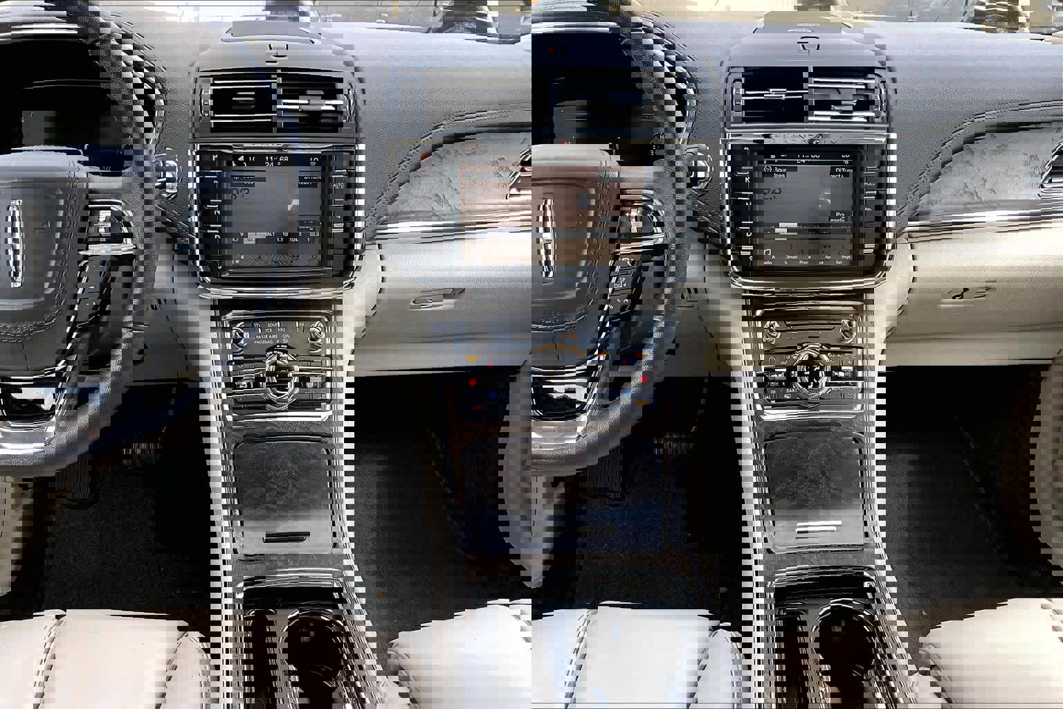 Used 2017 Lincoln Continental Premiere image 7