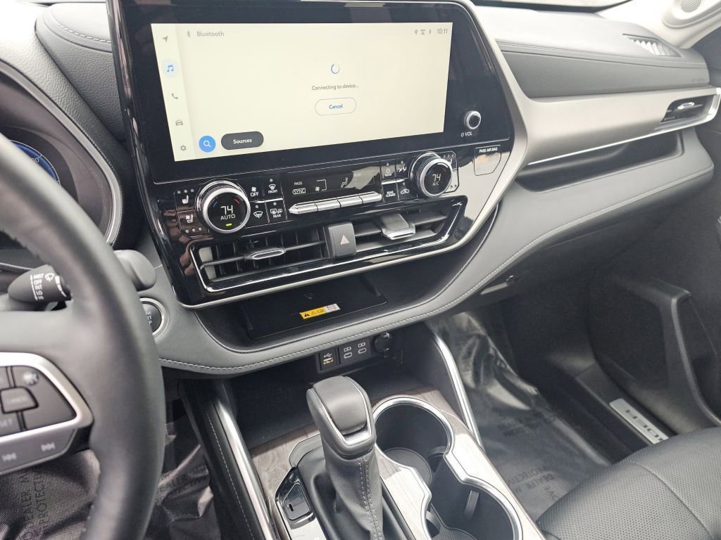 Used 2025 Toyota Highlander Limited image 33