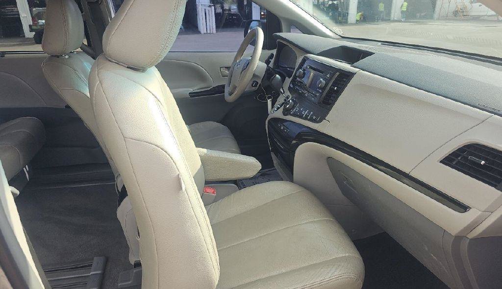 Used 2014 Toyota Sienna LE FWD image 7