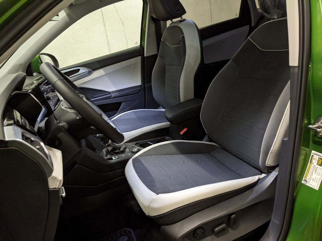 New 2025 Volkswagen Taos SE image 11