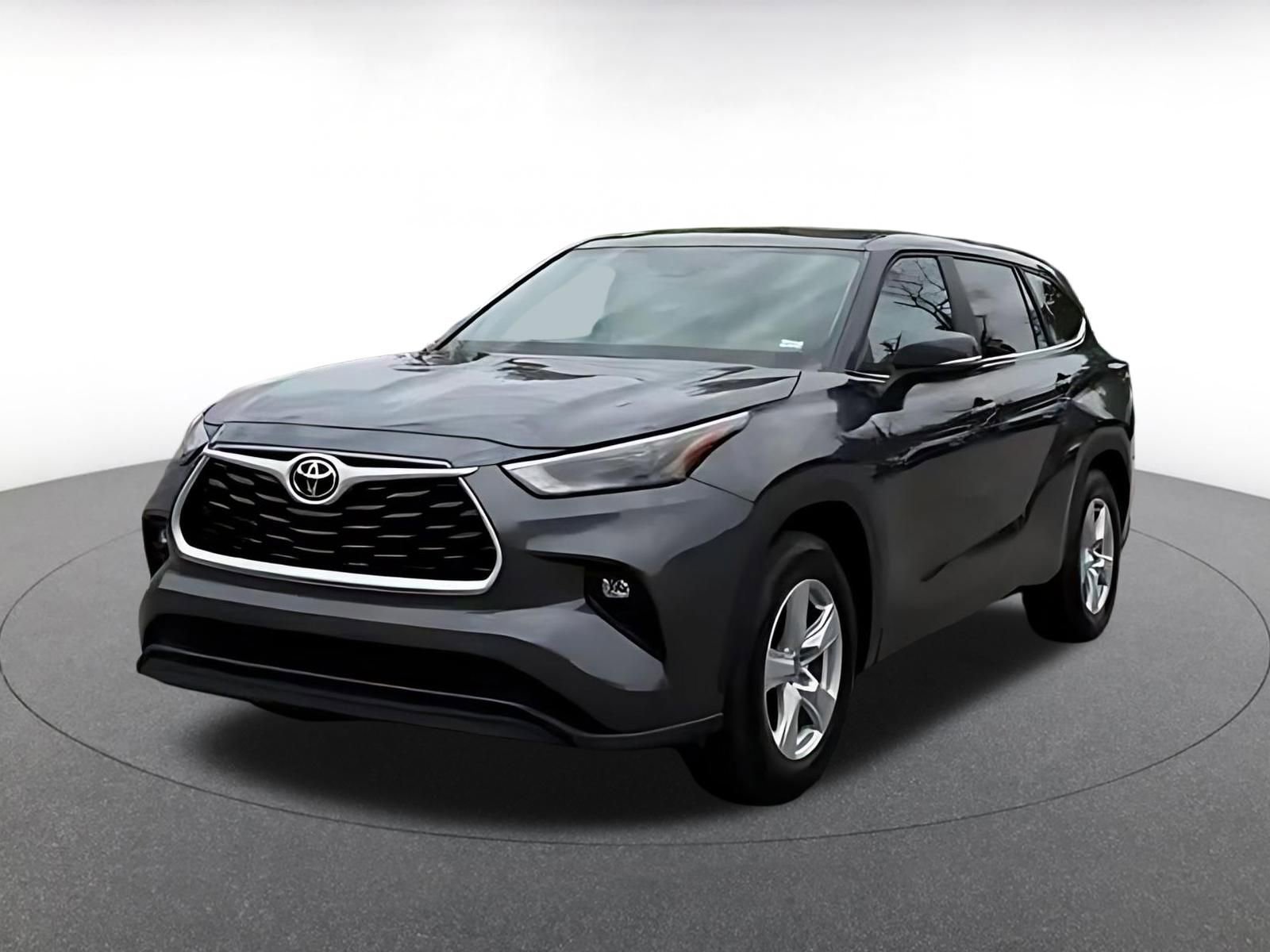 Used 2025 Toyota Highlander LE FWD image 4
