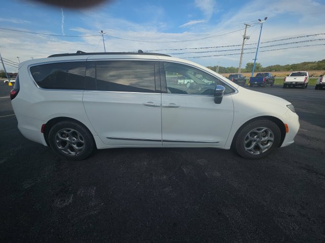Used 2023 Chrysler Pacifica Limited FWD image 4