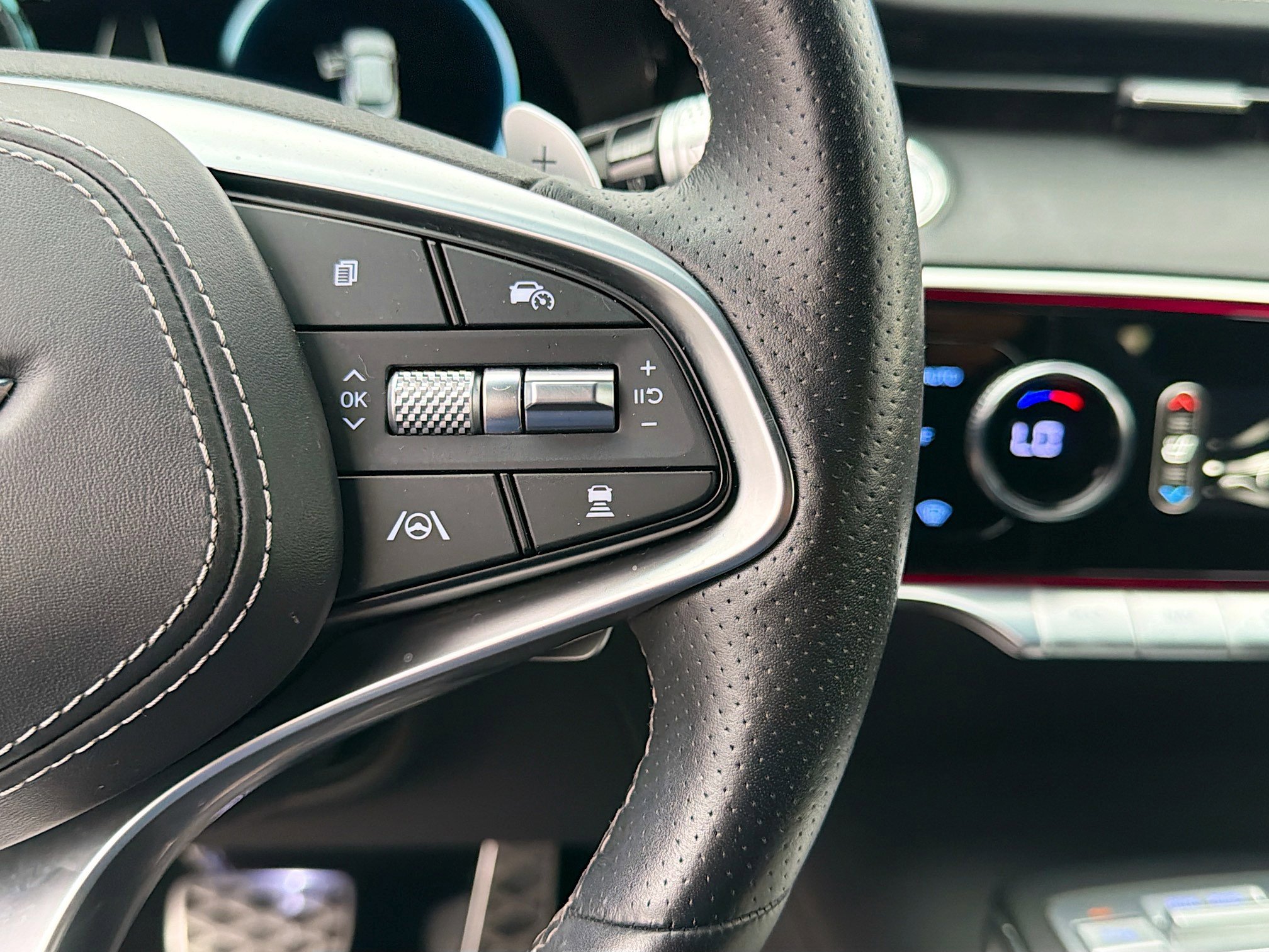 Used 2024 Genesis GV70 2.5T w/ Sport Prestige Package image 39