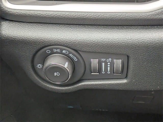 New 2026 Chrysler Pacifica Select FWD image 14