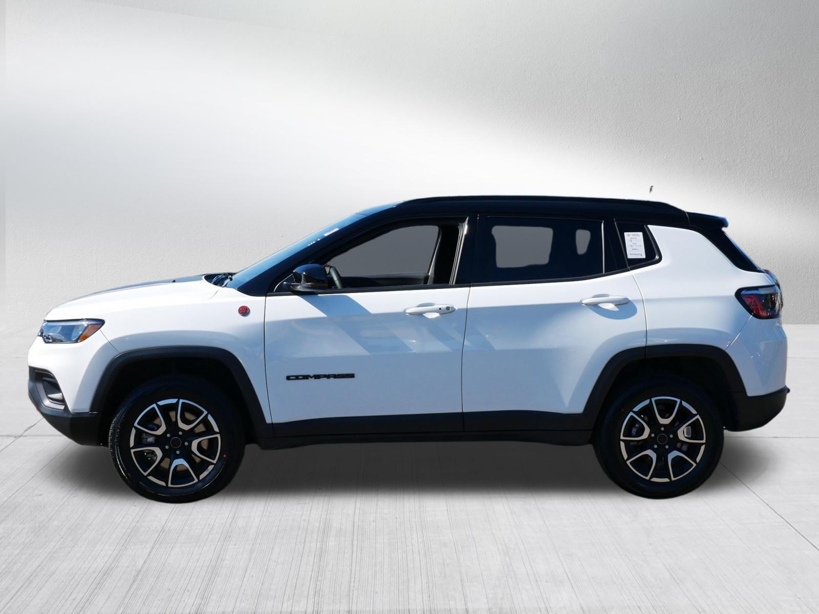 Used 2025 Jeep Compass Trailhawk AWD/4WD image 4