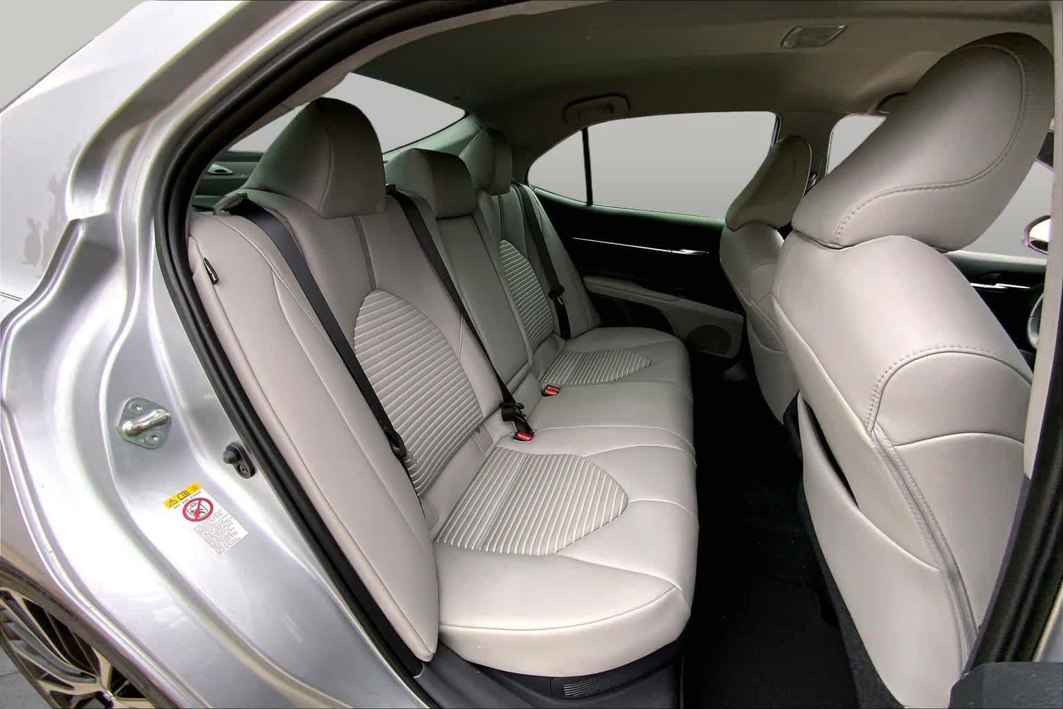 Used 2018 Toyota Camry SE FWD image 19