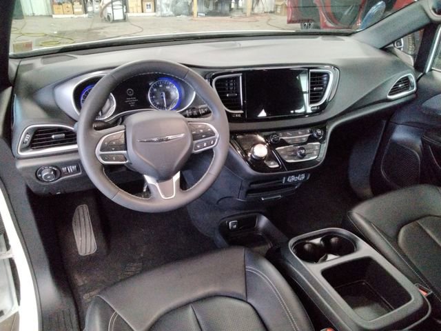 Used 2025 Chrysler Pacifica Select image 21