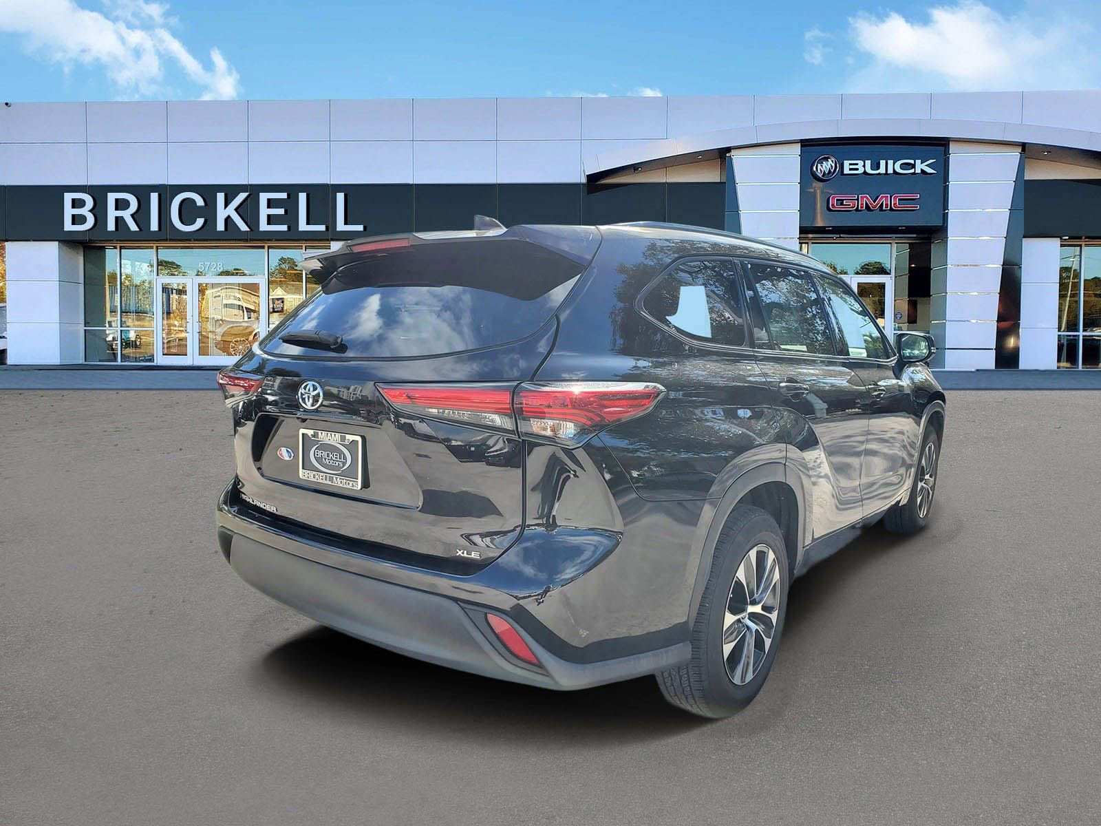 Used 2021 Toyota Highlander XLE image 3