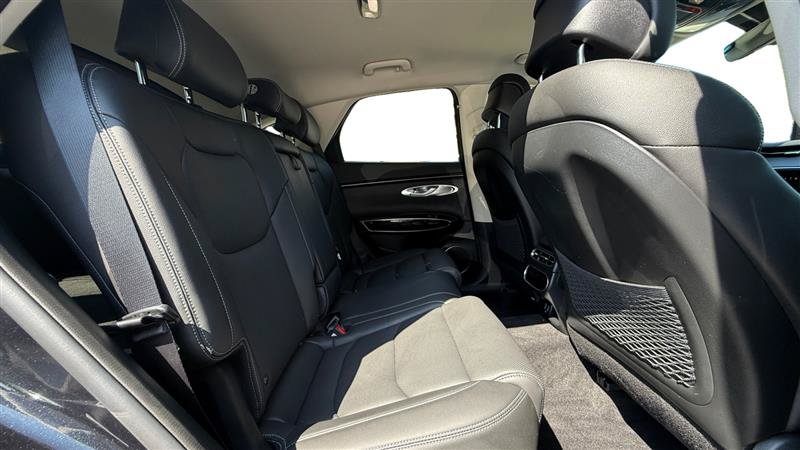 Used 2025 Genesis GV70 2.5T AWD/4WD image 18