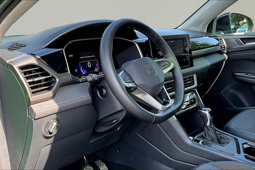 Used 2025 Volkswagen Taos SE image 17