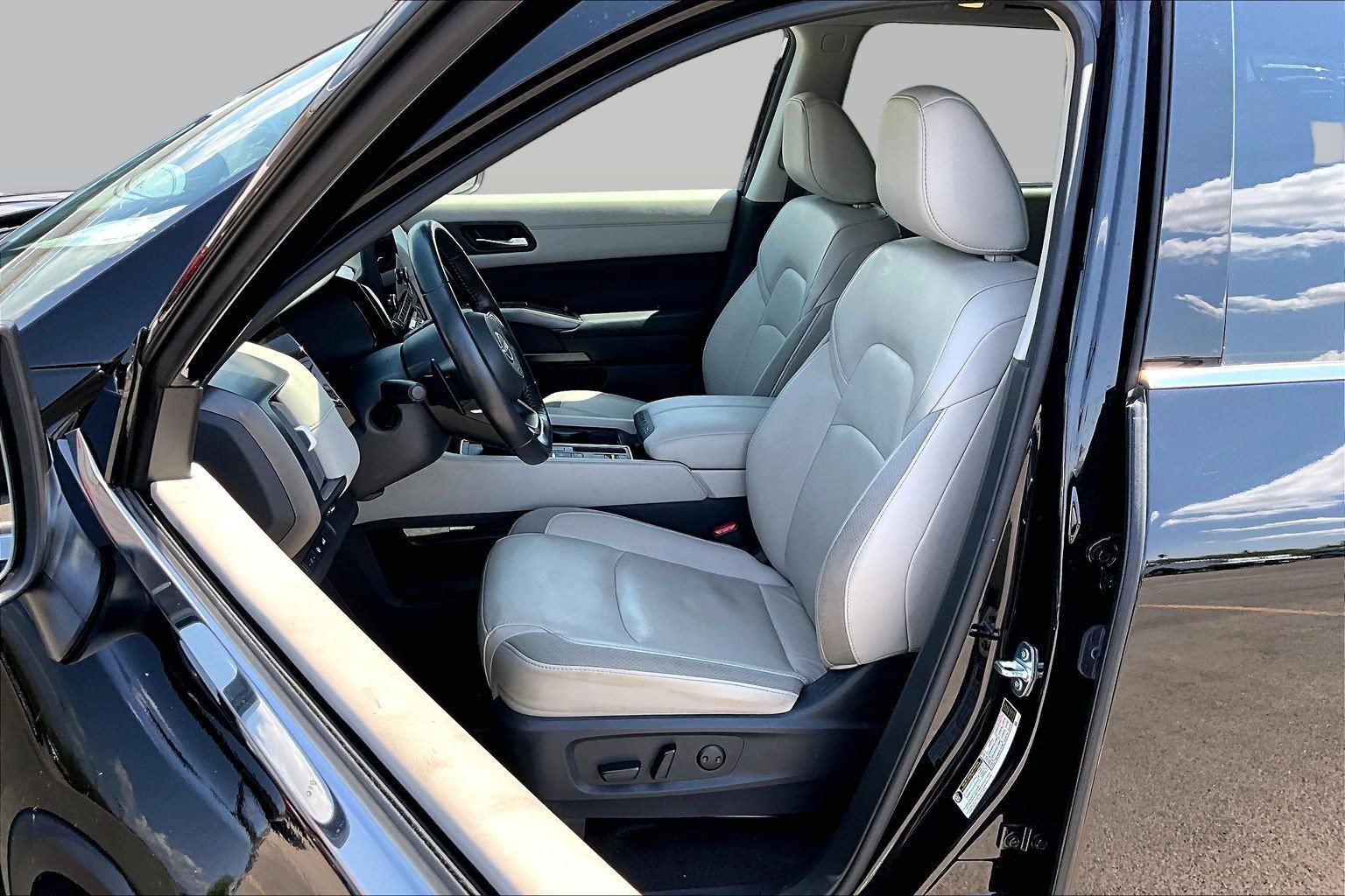 Used 2023 Nissan Pathfinder SL w/ Black Appearance Package FWD image 25
