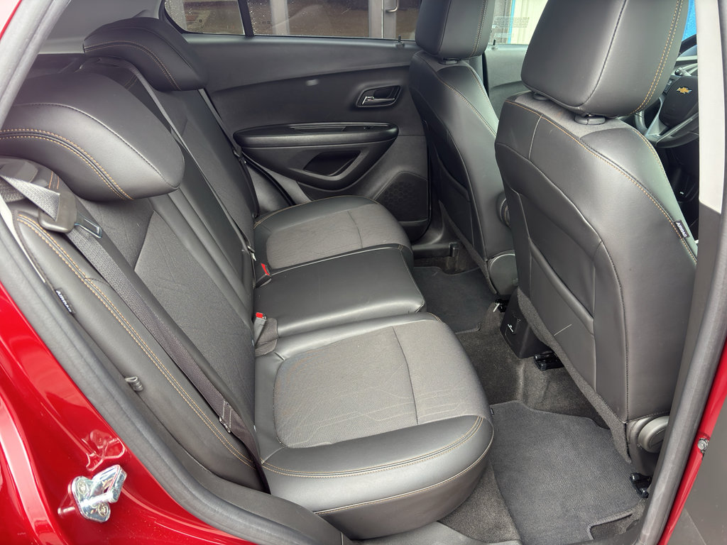 Used 2022 Chevrolet Trax LT w/ LT Convenience Package image 12