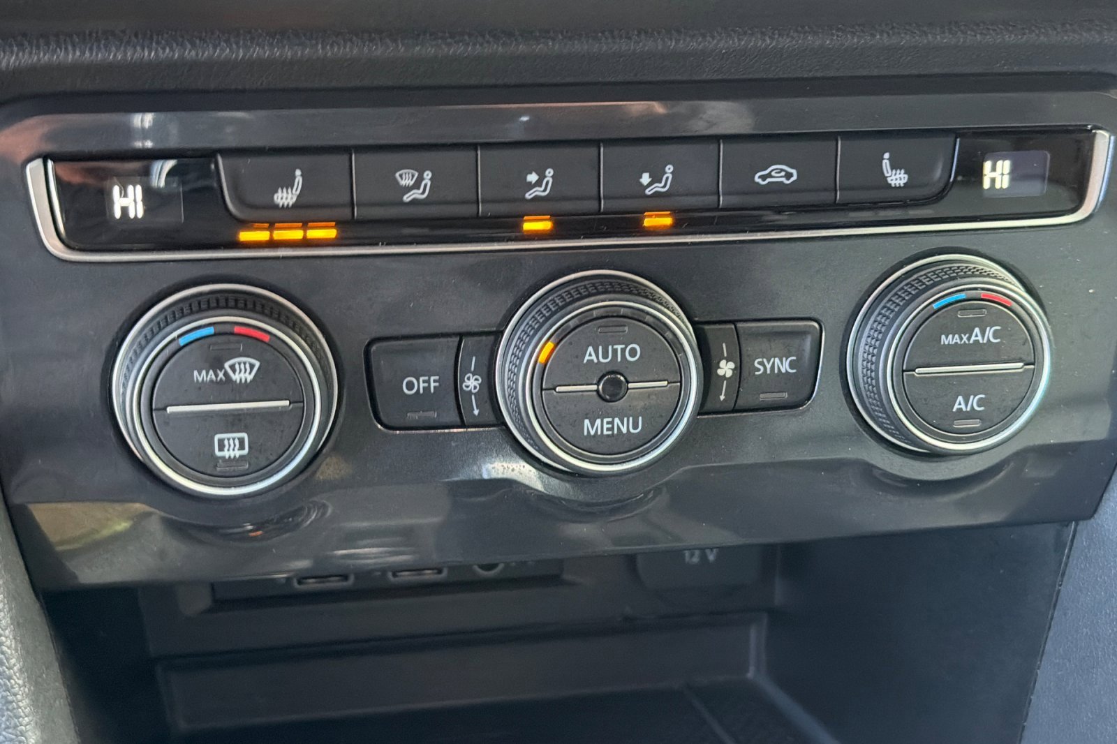 Used 2020 Volkswagen Tiguan SE w/ Panoramic Sunroof Package image 27