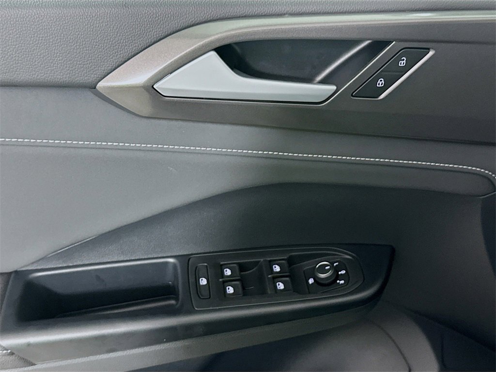 New 2026 Volkswagen Taos SE image 21