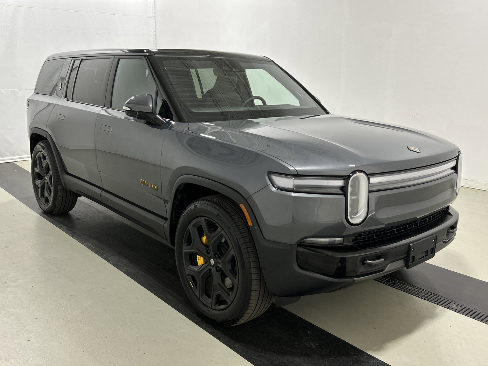 Used 2025 Rivian R1S Premium image 7