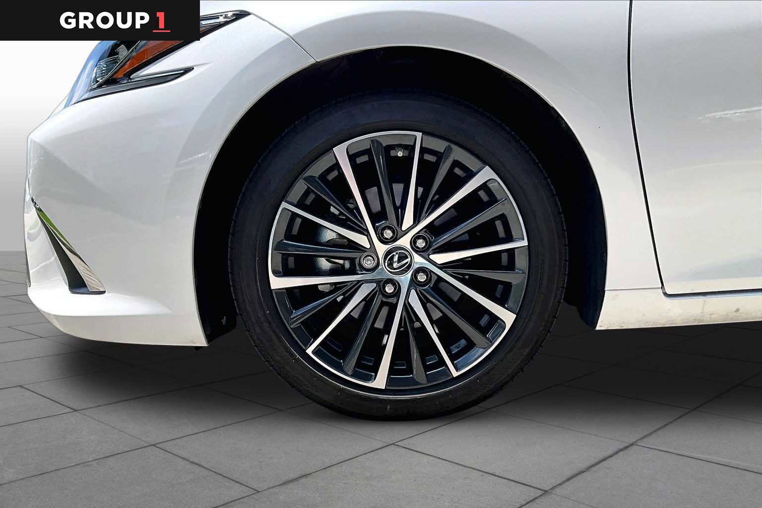 Used 2025 Lexus ES 350 w/ Premium Package FWD image 9