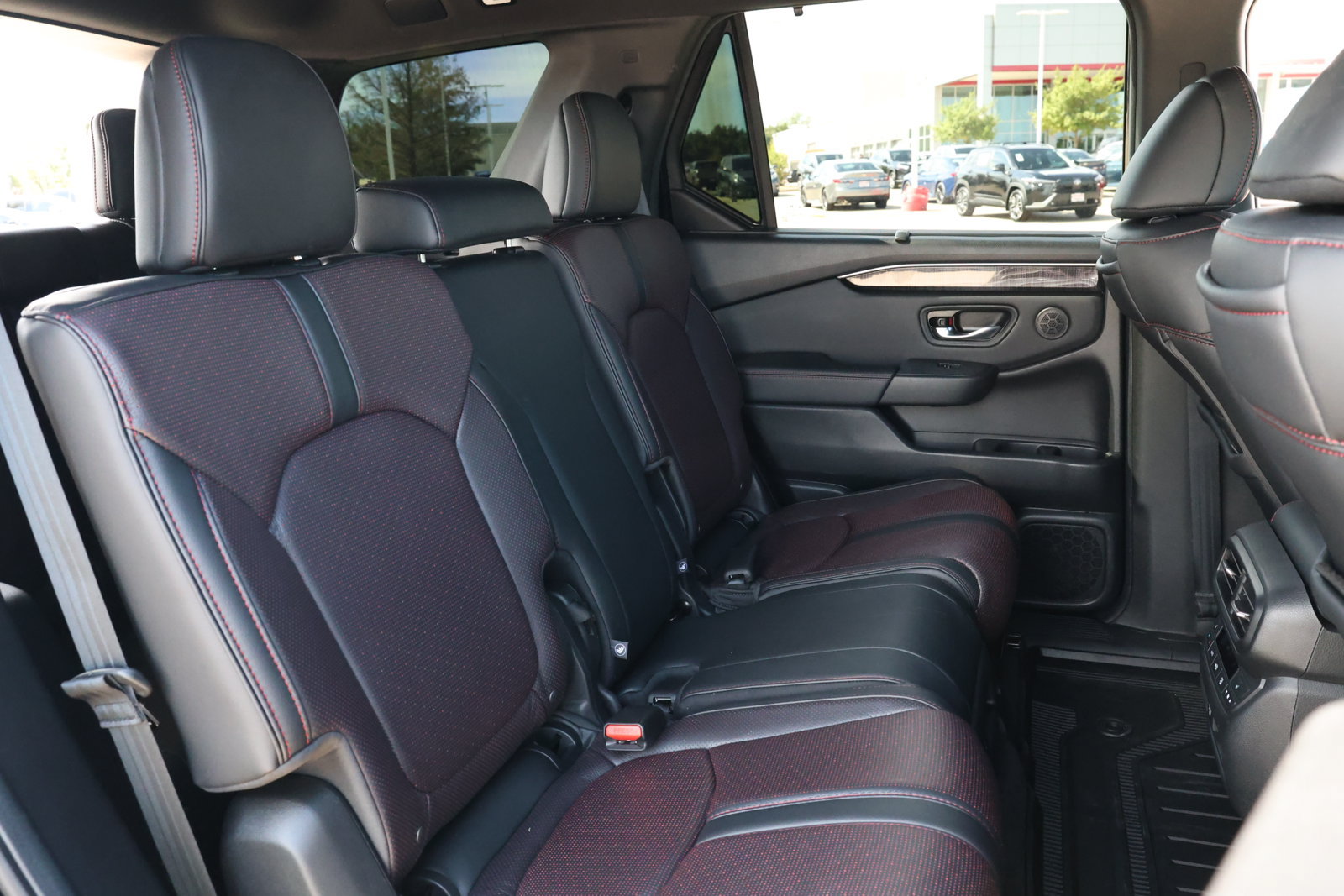 Used 2025 Honda Pilot Black Edition image 33
