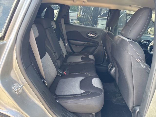 Used 2017 Jeep Cherokee Sport FWD image 11