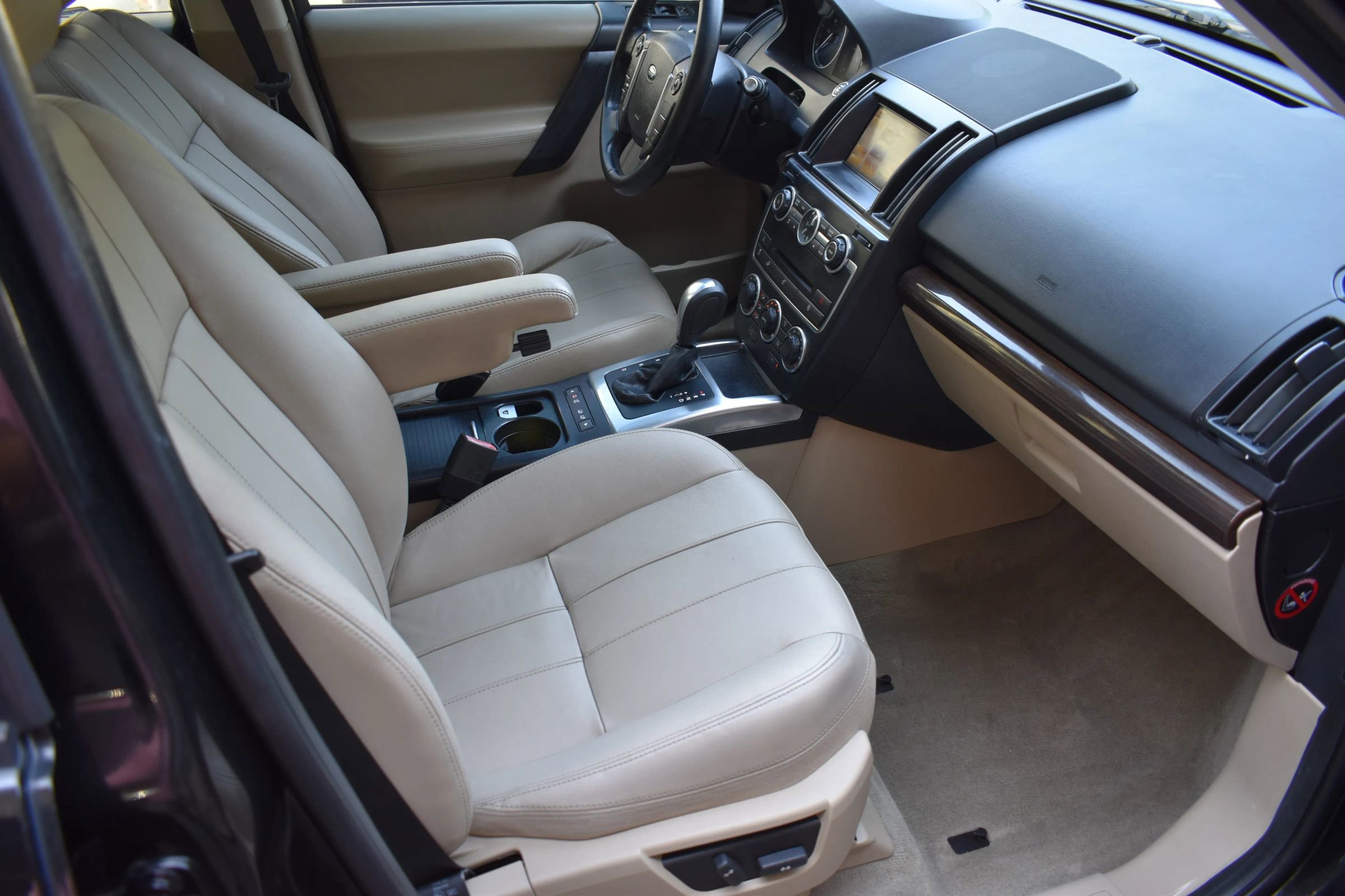 Used 2013 Land Rover LR2 HSE image 20