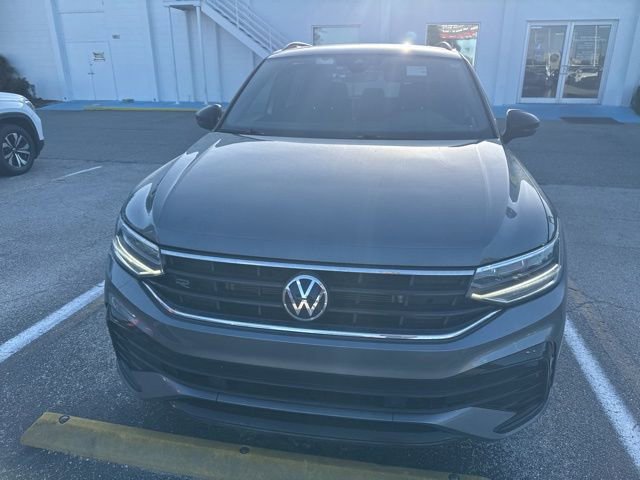 Used 2024 Volkswagen Tiguan SE R-Line image 2