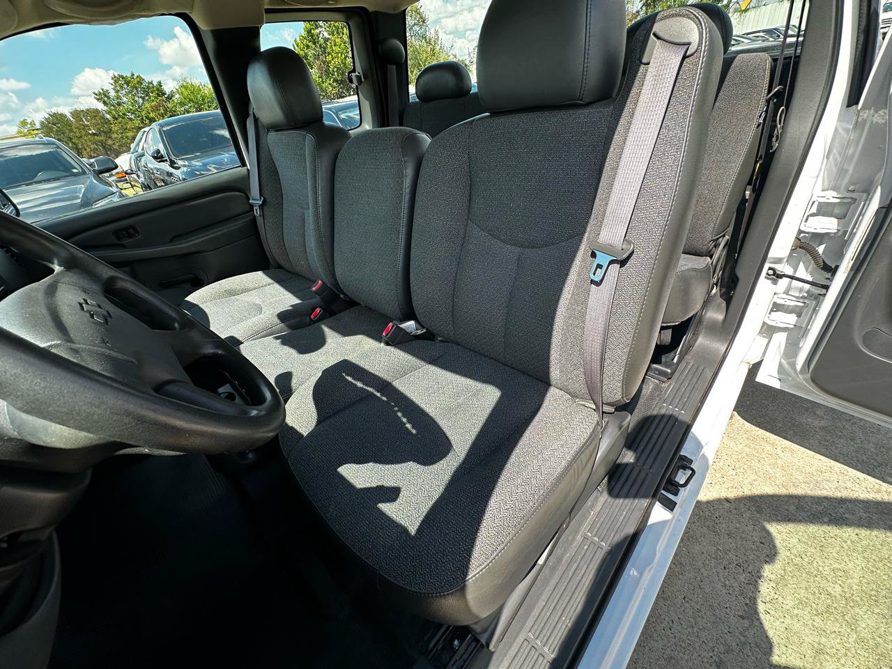 Used 2005 Chevrolet Silverado 1500 W/T RWD image 30