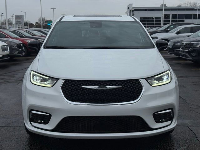 New 2026 Chrysler Pacifica Limited w/ Uconnect Theater Family Group image 3