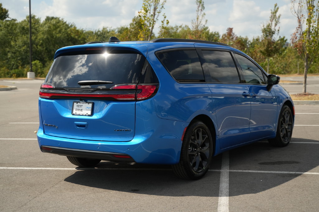 New 2027 Chrysler Pacifica Limited FWD image 7