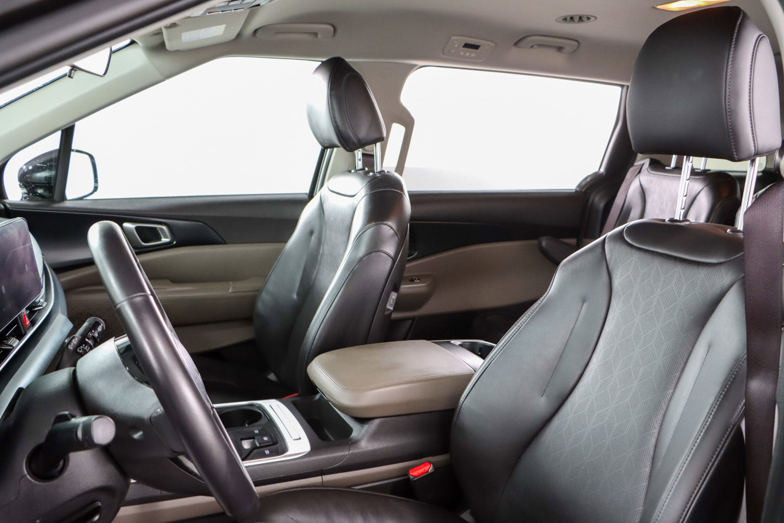 Used 2025 Kia Carnival image 23