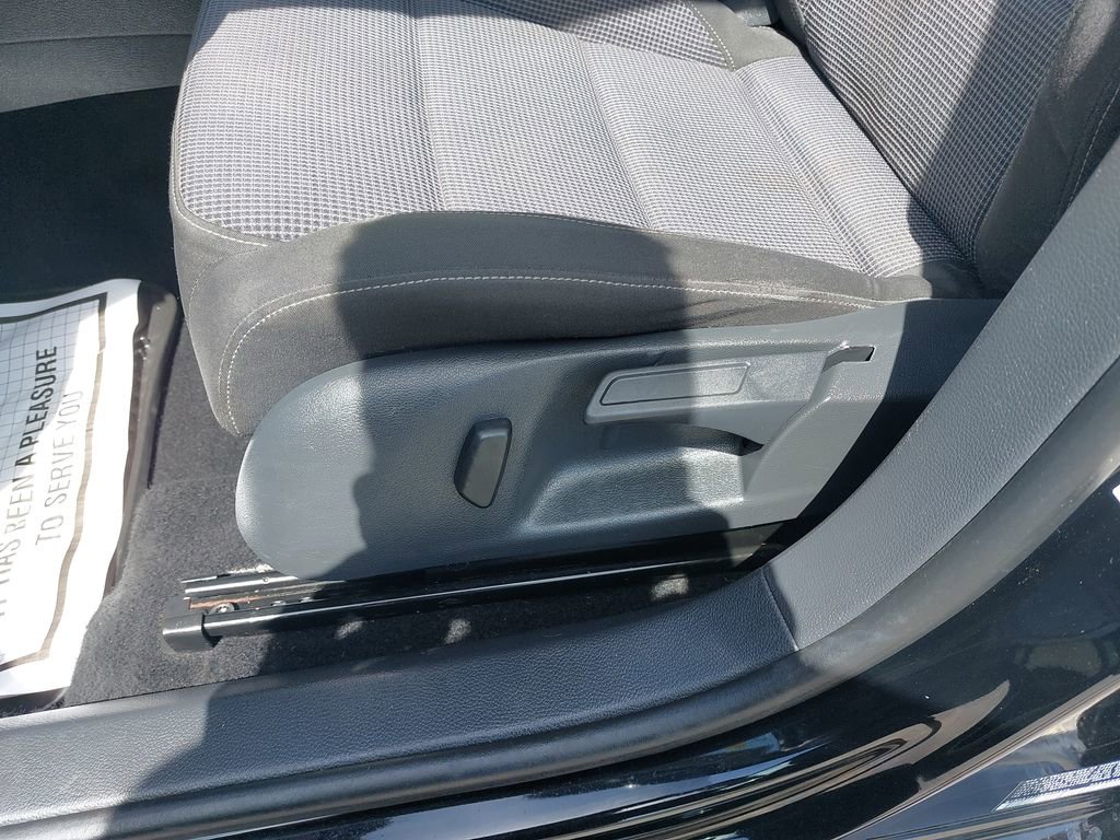 Used 2013 Volkswagen Golf 4-Door FWD image 25