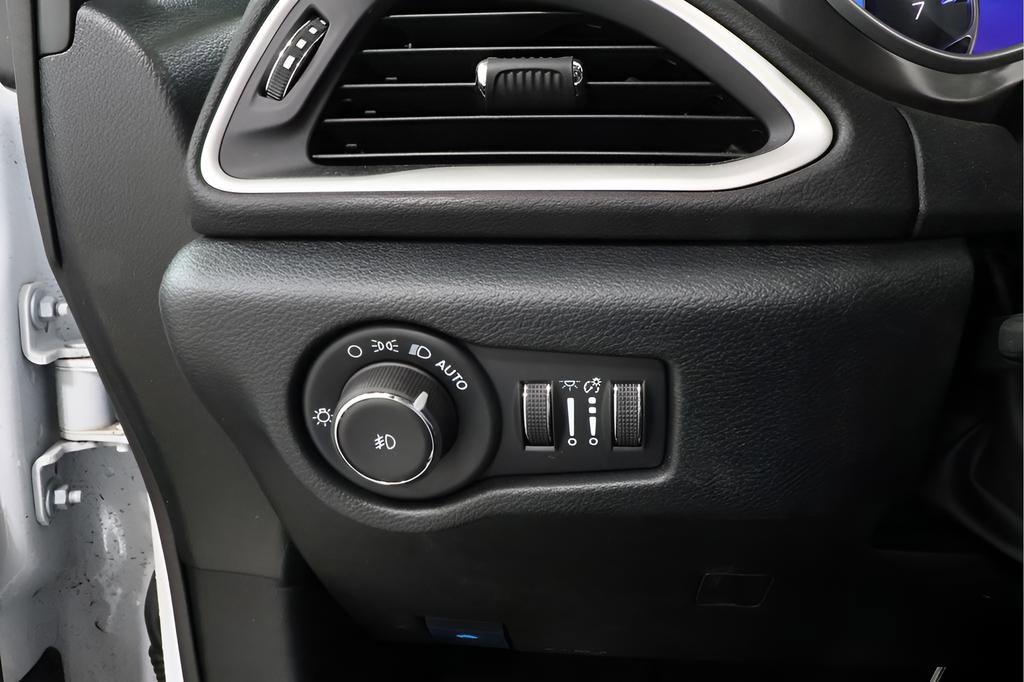 Used 2026 Chrysler Pacifica Select FWD image 18