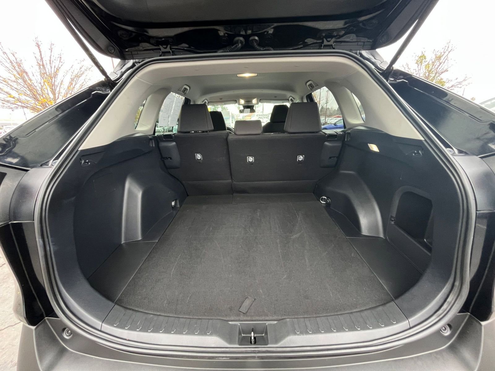 Used 2025 Toyota RAV4 LE image 31