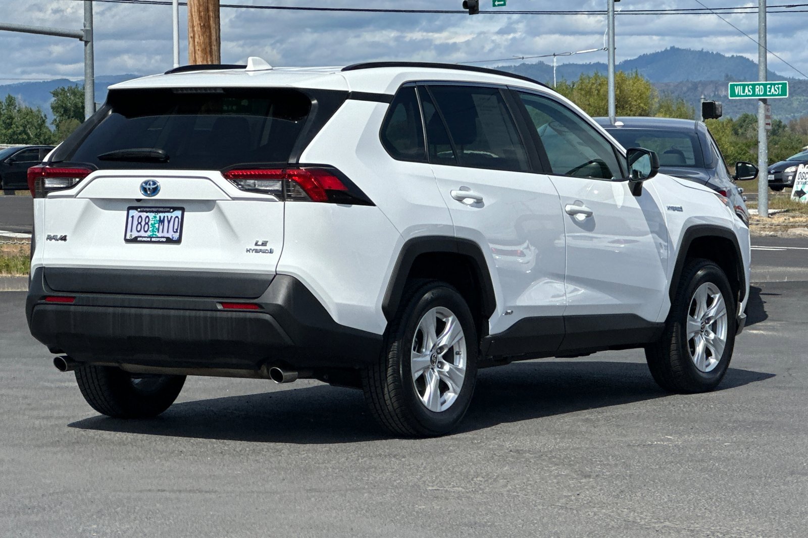 Used 2021 Toyota RAV4 LE AWD/4WD image 4