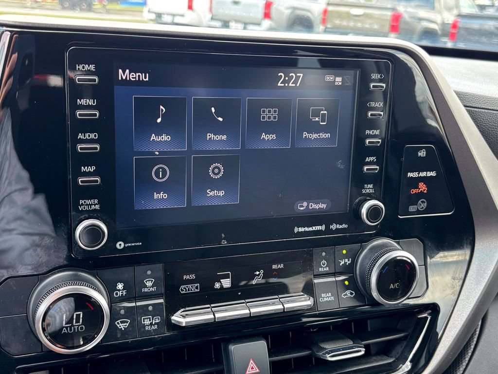 Used 2021 Toyota Highlander LE AWD/4WD image 24