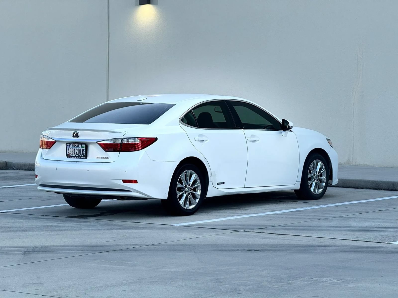 Used 2014 Lexus ES 300h w/ Luxury Package w/Bamboo Trim FWD image 7