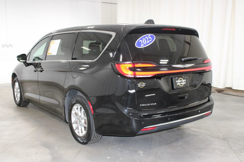 Used 2025 Chrysler Pacifica Select FWD image 7