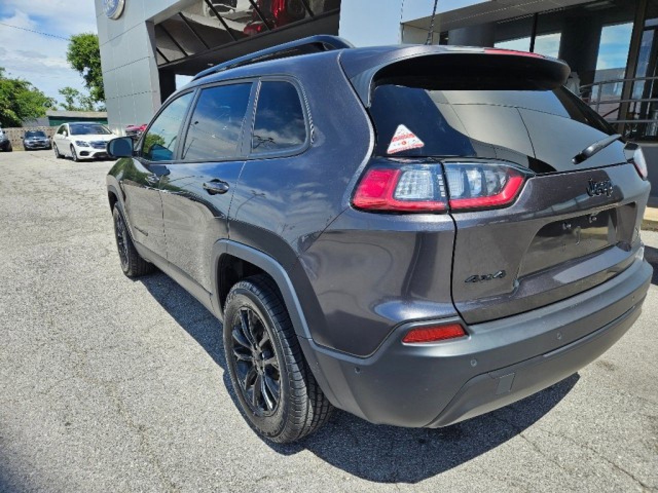 Used 2023 Jeep Cherokee Altitude Lux image 3
