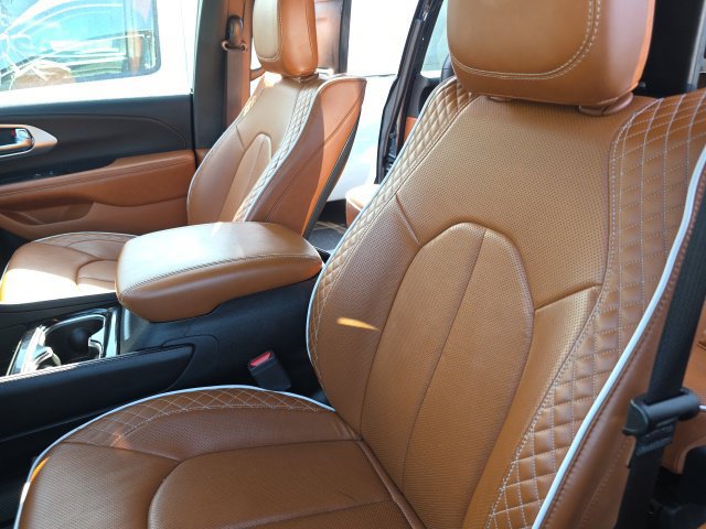 Used 2025 Chrysler Pacifica Pinnacle FWD image 12