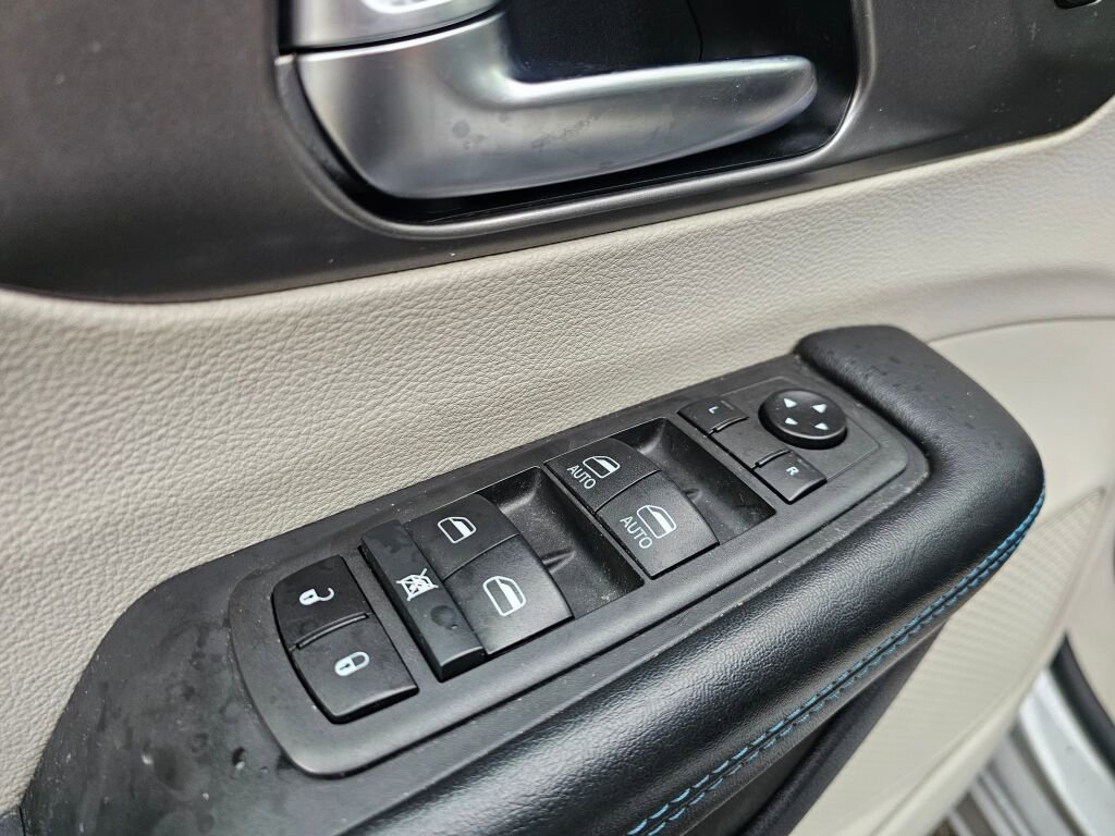 Used 2021 Chrysler Pacifica Touring-L image 26