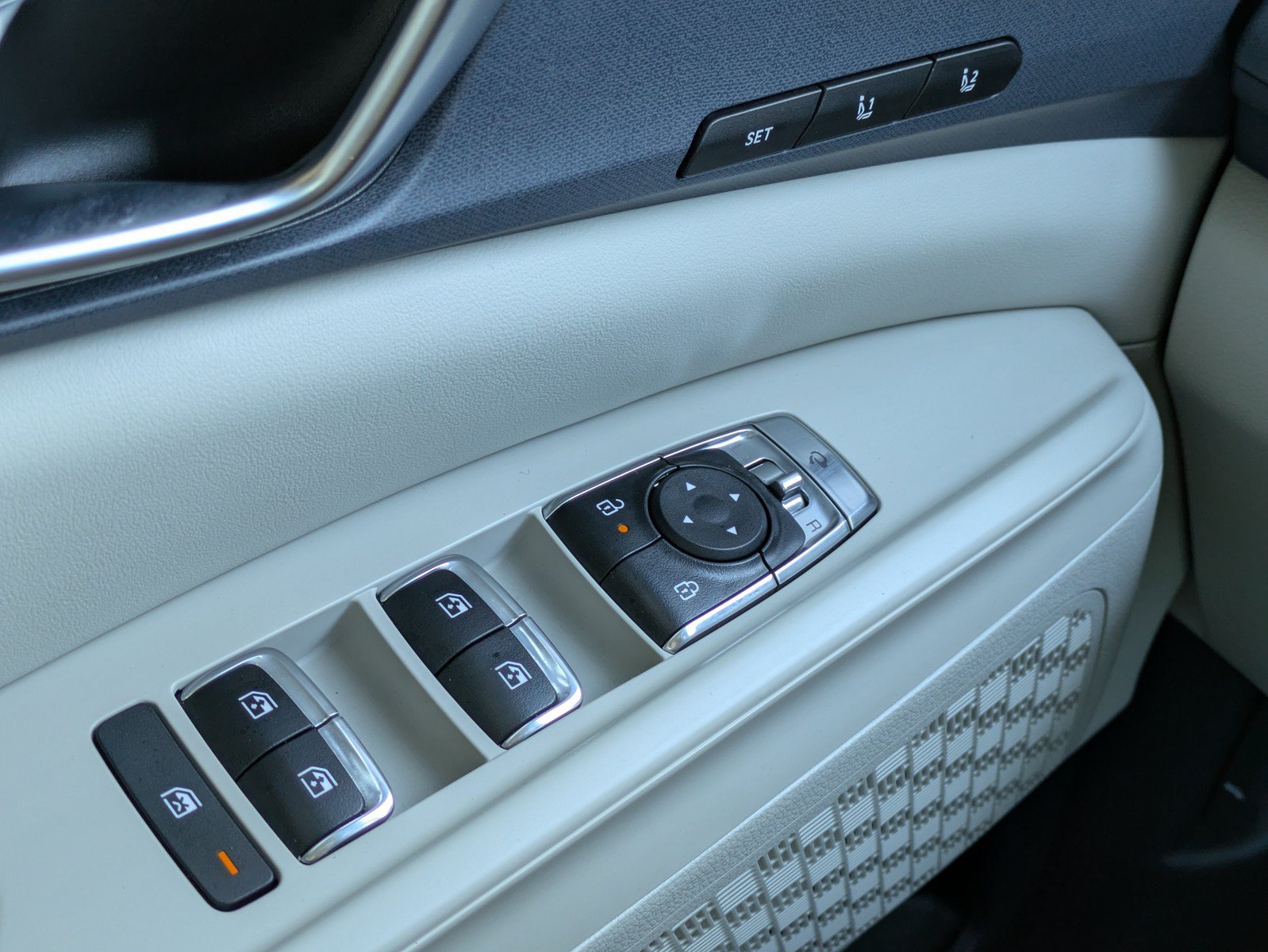 Certified 2025 Kia Carnival SX FWD image 20
