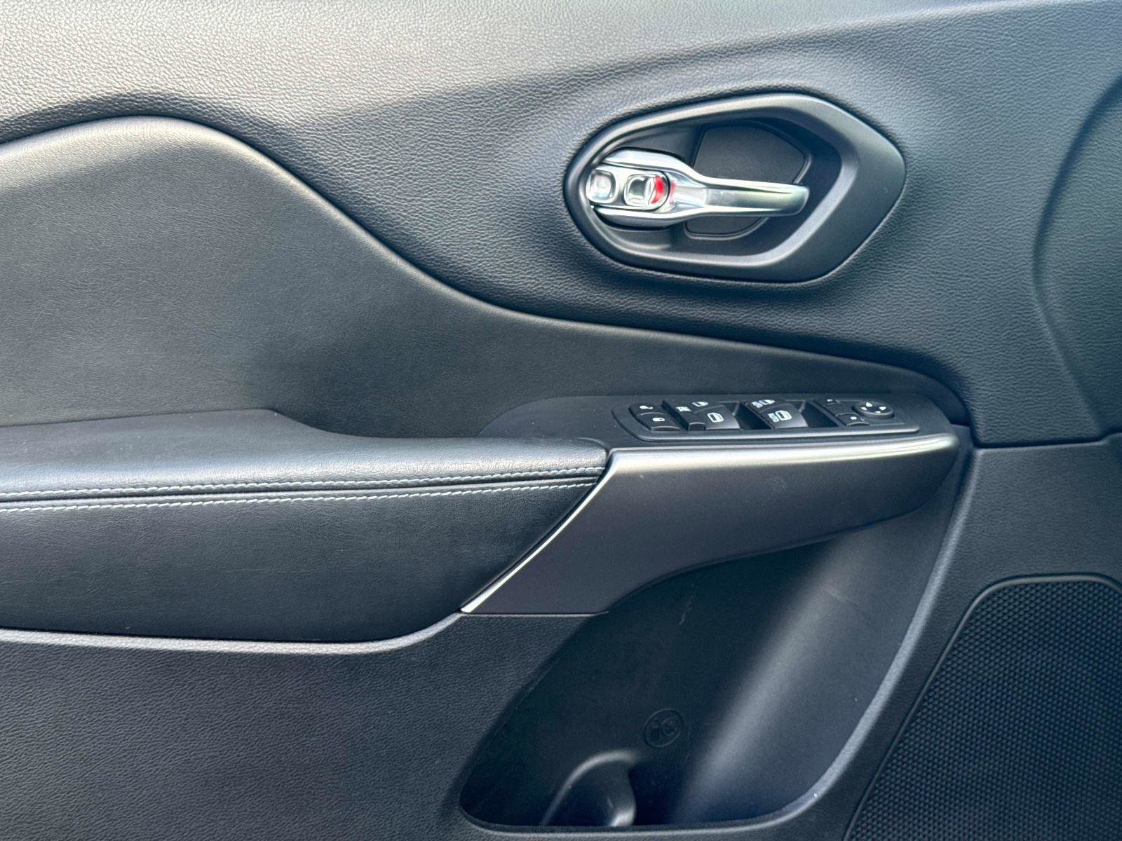 Used 2020 Jeep Cherokee Latitude w/ Cold Weather Group image 17