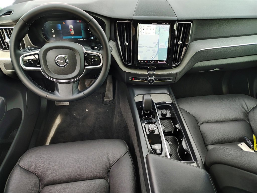 Used 2025 Volvo XC60 B5 Plus image 12