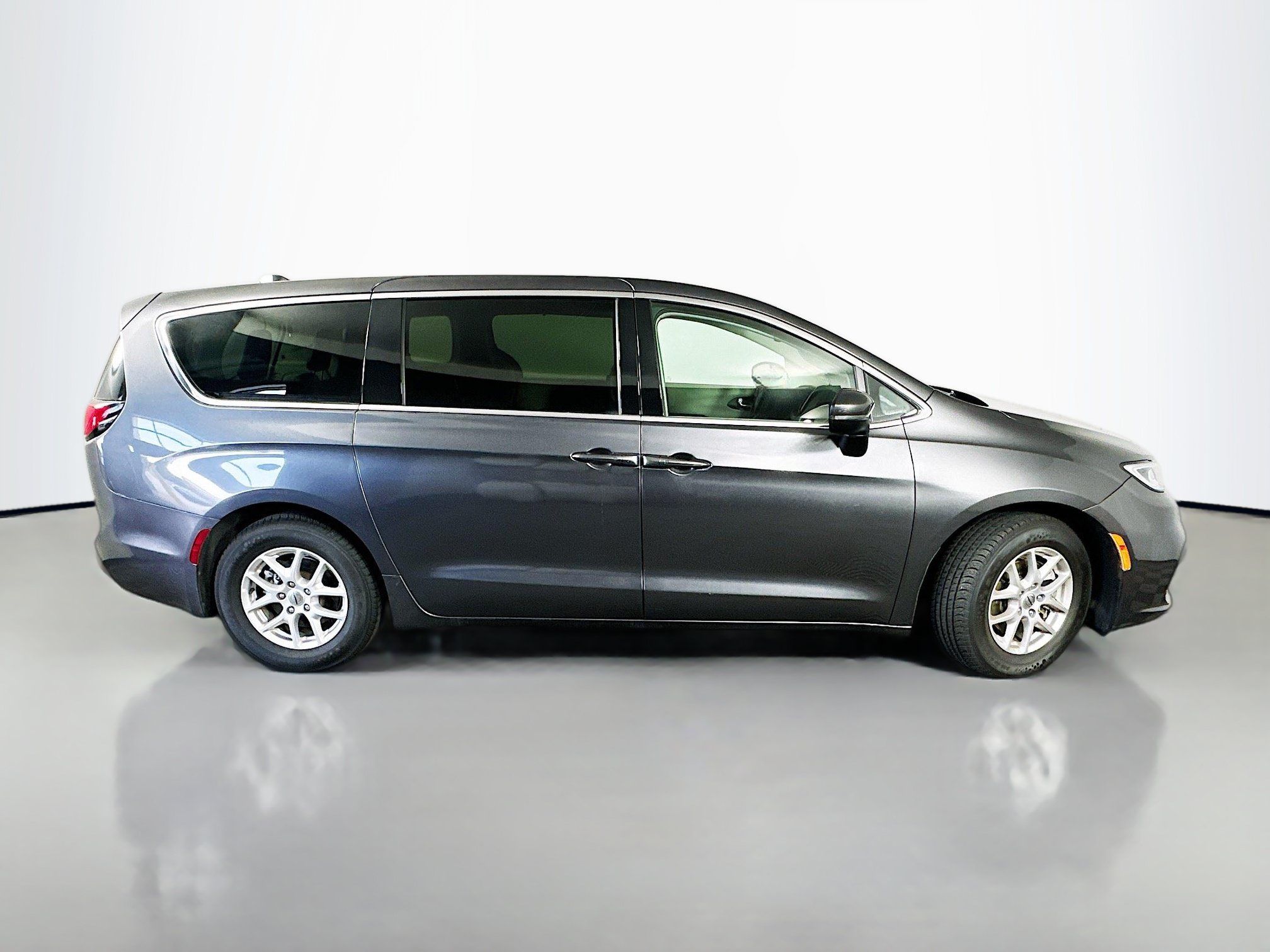 Used 2023 Chrysler Pacifica Touring-L FWD image 8