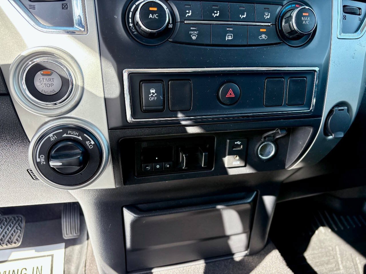 Used 2018 Nissan Titan SV AWD/4WD image 16