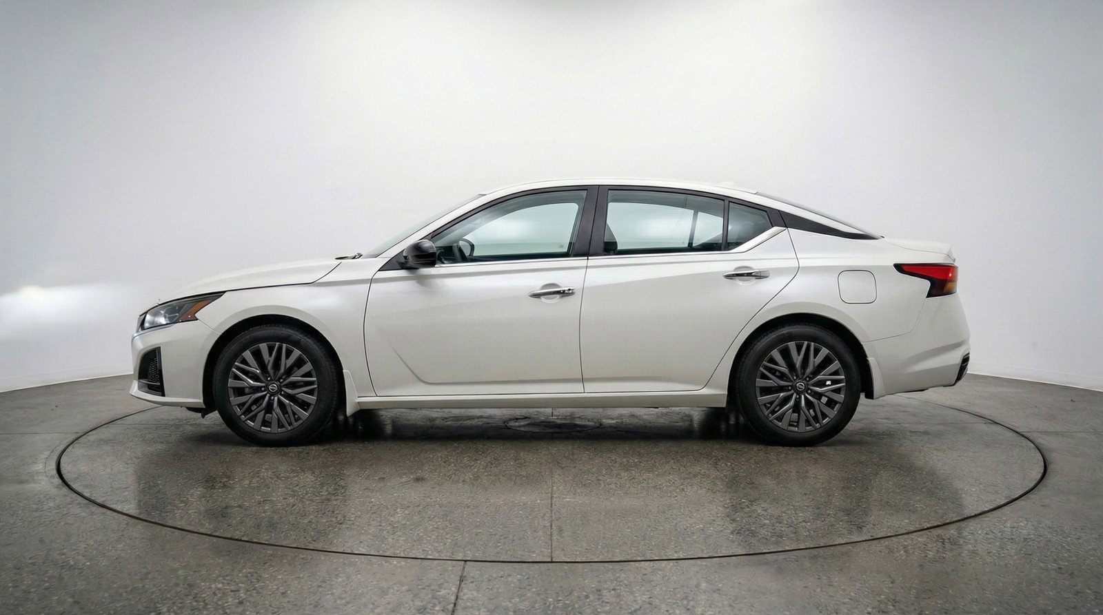 Used 2025 Nissan Altima 2.5 SV image 5