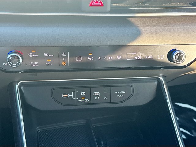 Used 2025 Kia Carnival EX FWD image 33