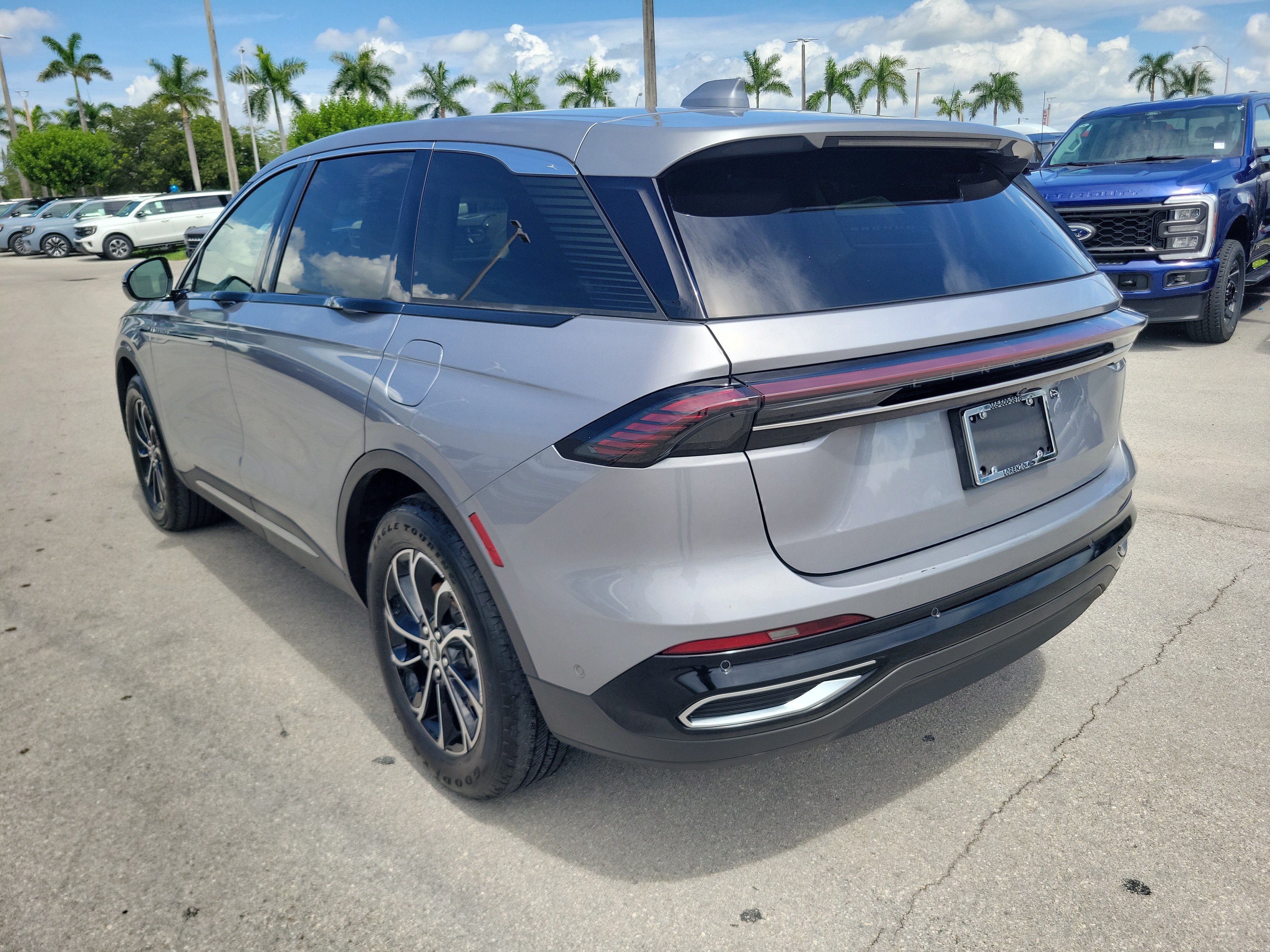 Used 2024 Lincoln Nautilus Premier AWD/4WD image 7