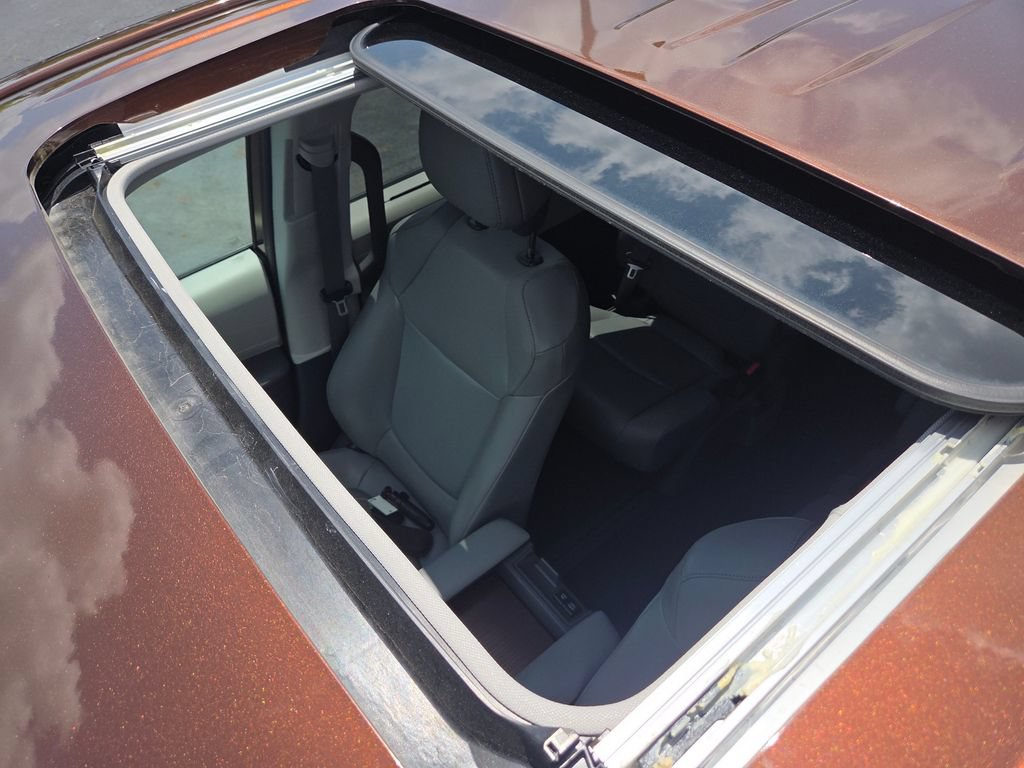 Used 2021 Toyota Sienna XLE FWD image 3