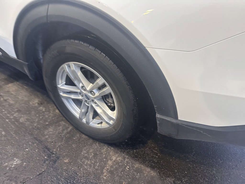 Used 2022 Ford Explorer XLT w/ Equipment Group 202A image 8