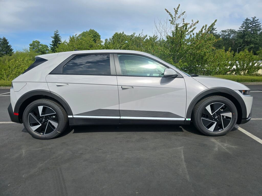 New 2025 Hyundai Ioniq 5 SE image 3